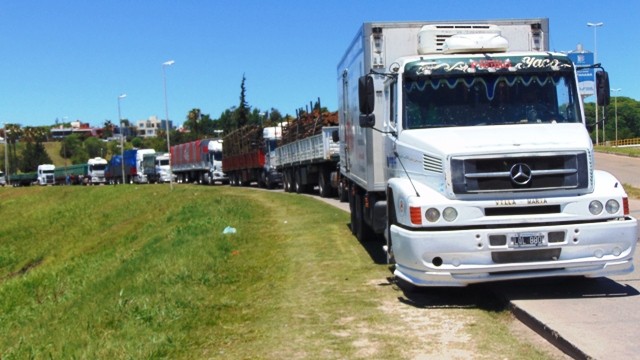 Hartos de que les saquen plata, los transportistas de carga van al paro