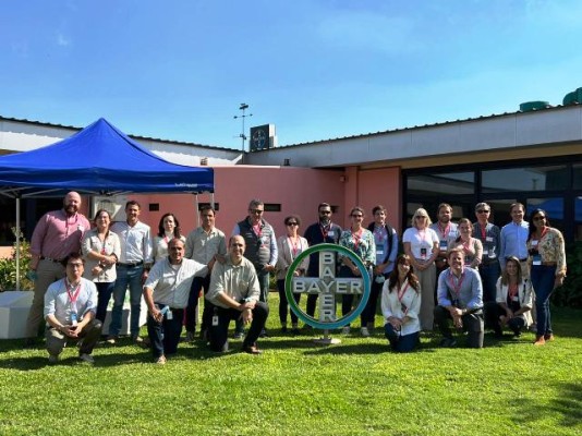 Delegados agrícolas y económicos visitaron la planta de semillas de Bayer