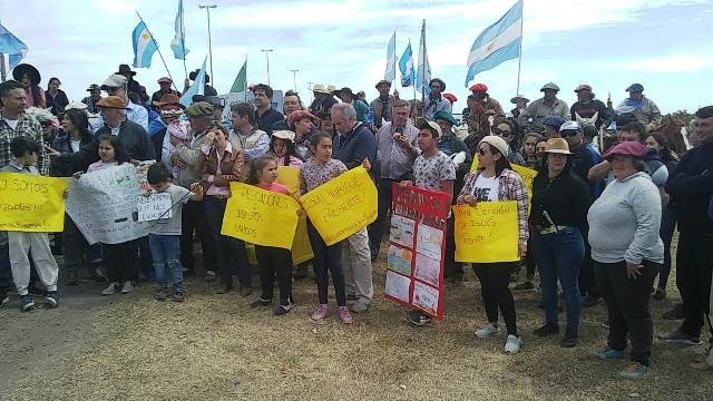 Protesta de productores y pobladores de las islas en el enlace vial Victoria-Rosario