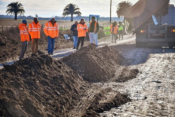 Trabajan en un camino de uso social y productivo en el departamento Paraná