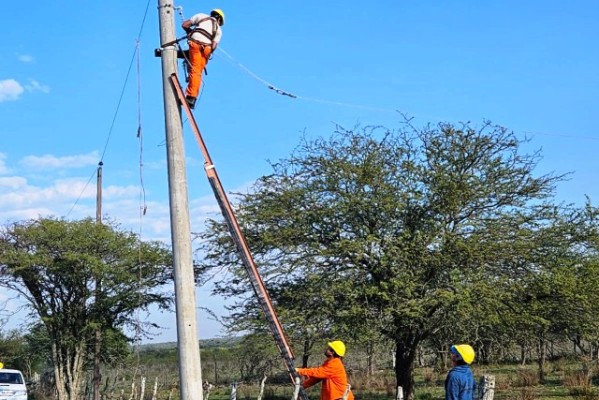 Trabajos de electrificación rural en Feliciano