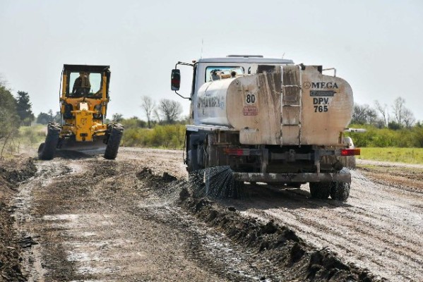 Realizan el mantenimiento de la ruta provincial 20 en el departamento Villaguay