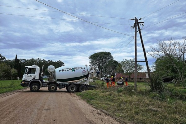 Trabajos de electrificación rural en el departamento Federación