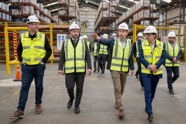 Frigerio visitó la fábrica de materiales a base de madera de la empresa Egger