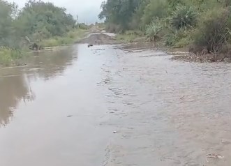 Un productor de Raíces Oeste, furioso por un camino inundado tras las lluvias