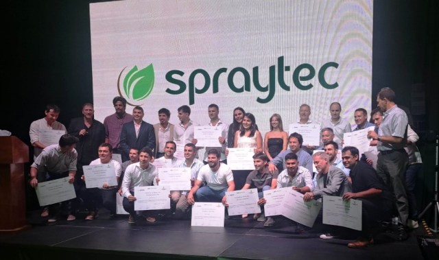 Primeros egresados de la Escuela de Negocios Spraytec